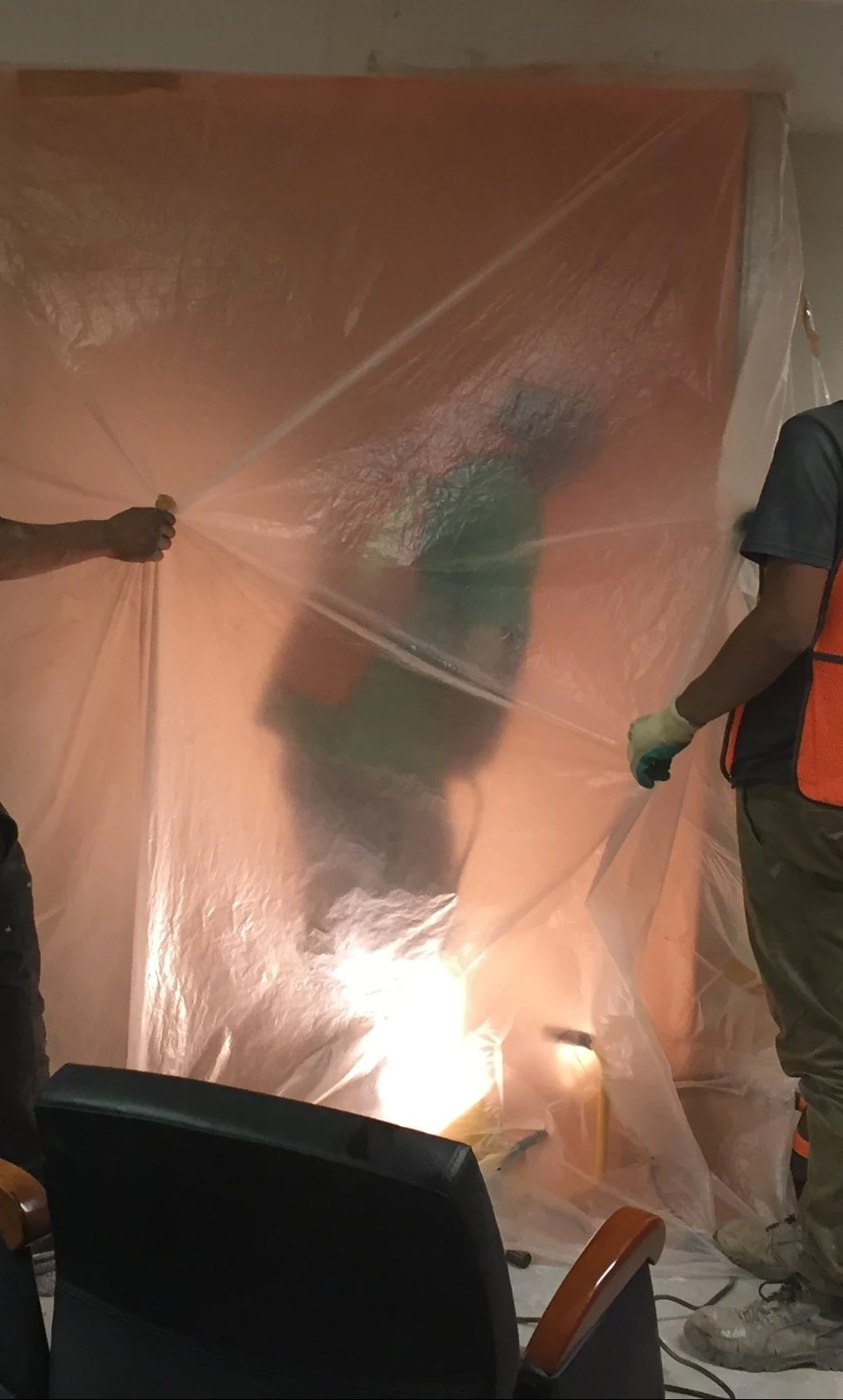 Plástico colocado para aislar el polvo de la obra