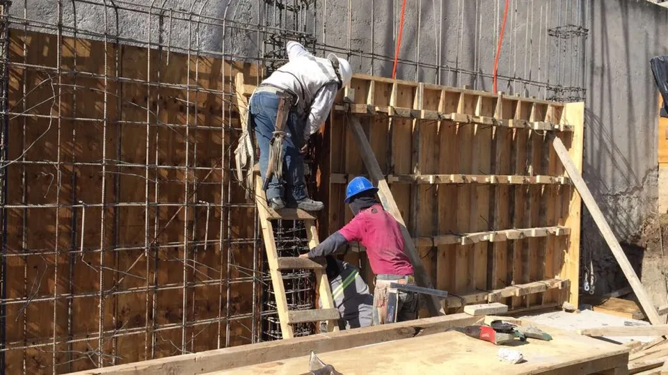 Cimbra de madera y armado de acero de un muro